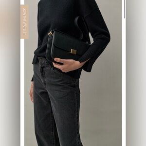 The Curated Classic Shoulder Bag. Pebble Leather, Black